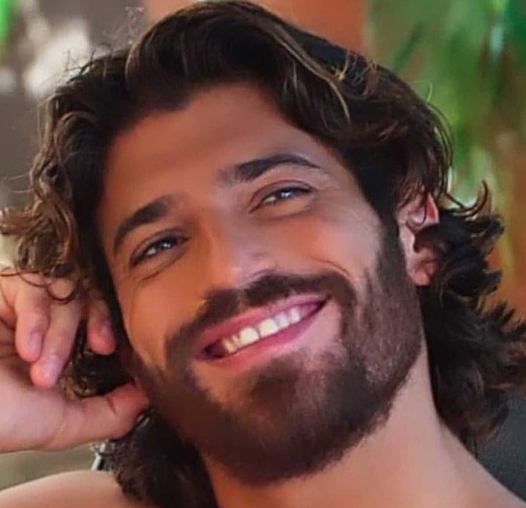 Can Yaman è versatile e non si limita a nessun genere...cinematografico