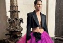 Darren Criss ha indossato un graziosa gonna con gli addominali in mostra e la foto sta diventando virale