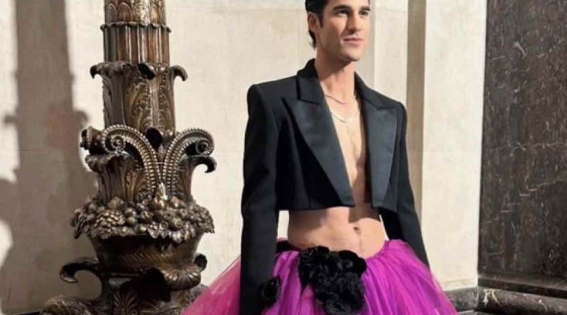 Darren Criss ha indossato un graziosa gonna con gli addominali in mostra e la foto sta diventando virale