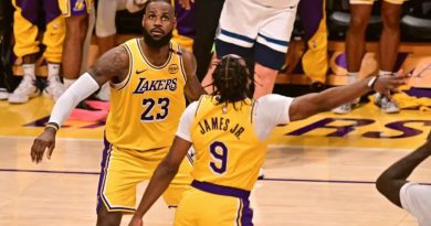 LeBron e Bronny James altezza peso età e il figlio in campo insieme NBA