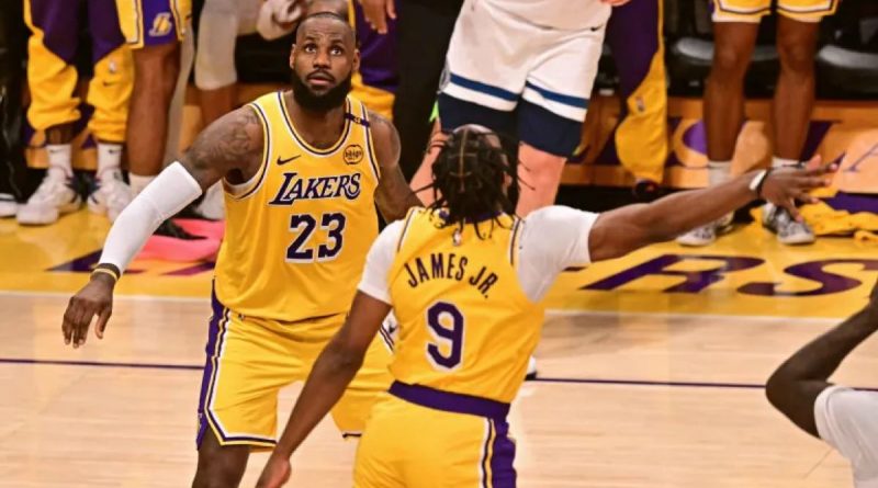 LeBron e Bronny James altezza peso età e il figlio in campo insieme NBA