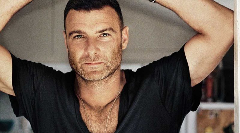 Liev Schreiber della serie Netflix "Perfect Couple" ci mostra tutto o quasi