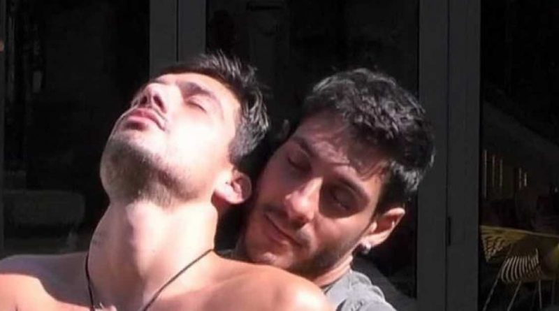 E se la vera storia d'amore al Gf fosse tra Lorenzo e Javier? L'abbraccio che fa sperare