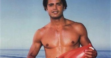 Com'è diventato oggi David Charvet il bagnino di Baywatch: ti sorprenderai!