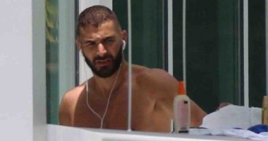 Il calciatore Karim Benzema ci stupisce con il suo talento sul terrazzo in vacanza