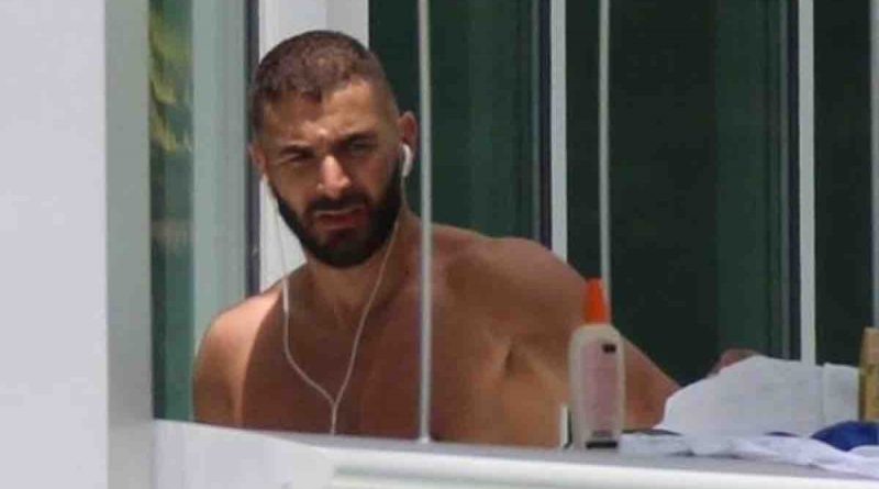 Il calciatore Karim Benzema ci stupisce con il suo talento sul terrazzo in vacanza