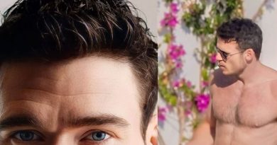 Richard Madden ci travolge con la sua bellezza e un fisico perfetto