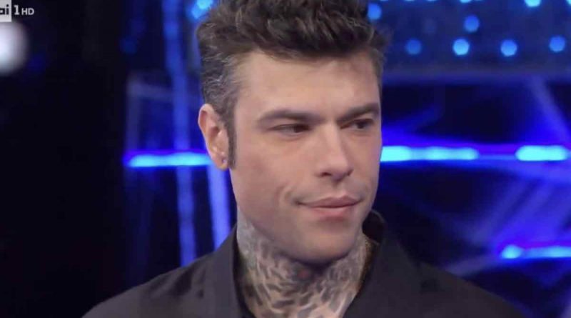 Fedez sta male? Fan preoccupati dopo la sua apparizione a Sarà Sanremo