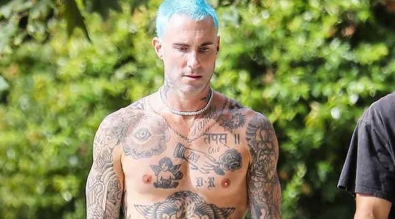 Adam Levine tatuaggi in vista anche a dicembre, fisico da sballo!