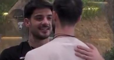 Lorenzo e Stefano del Gf un abbraccio intenso e poi:"Perchè mi guardi le labbra?"