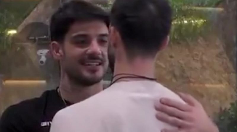 Lorenzo e Stefano del Gf un abbraccio intenso e poi:"Perchè mi guardi le labbra?"