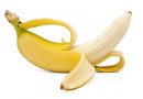 Le banane possono avere un ruolo significativo nella perdita di peso grazie ai loro nutrienti e proprietà. Ecco come influiscono: Benefici delle Banane per la Perdita di Peso 1. Alto Contenuto di Fibre Le banane sono una buona fonte di fibre, con una banana media che fornisce circa 3 grammi di fibre. Le fibre aumentano il senso di sazietà, aiutando a ridurre l'apporto calorico complessivo durante la giornata12. Un consumo elevato di fibre è stato associato a una diminuzione del rischio di aumento di peso fino al 30%1. 2. Indice Glicemico Moderato Le banane hanno un indice glicemico da basso a medio, il che significa che non causano picchi rapidi nei livelli di zucchero nel sangue, rendendole una scelta migliore rispetto ad altri alimenti ricchi di carboidrati12. Questo aiuta a mantenere stabili i livelli di energia e a controllare l'appetito. 3. Amido Resistente Le banane verdi contengono amido resistente, un tipo di carboidrato che non viene facilmente digerito e che può contribuire alla sensazione di sazietà e alla regolazione dei livelli di zucchero nel sangue1. Questo può essere utile per chi cerca di perdere peso. 4. Sostituzione degli Zuccheri Raffinati Le banane possono sostituire gli snack dolci e gli zuccheri raffinati, contribuendo a una dieta più sana. Questo è particolarmente importante per chi cerca di controllare le calorie e mantenere un'alimentazione equilibrata2. Consigli per l'Integrazione nella Dieta Moderazione: È consigliabile consumare una o due banane al giorno come parte di una dieta equilibrata. Un consumo eccessivo potrebbe portare a un apporto calorico troppo elevato, specialmente per chi è in fase di dimagrimento2. Colazione Nutritiva: Iniziare la giornata con una banana insieme ad altri alimenti ricchi di proteine e fibre, come yogurt o avena, può aiutare a mantenere la sazietà fino al pranzo13. Esercizio Fisico: Le banane sono anche un ottimo spuntino pre o post allenamento, poiché forniscono energia rapida e aiutano nel recupero muscolare grazie al loro contenuto di potassio4. In sintesi, le banane possono essere un'aggiunta sana e nutriente a una dieta per la perdita di peso, grazie al loro alto contenuto di fibre, alla capacità di mantenere stabili i livelli di zucchero nel sangue e alla loro funzione come sostituti degli zuccheri raffinati