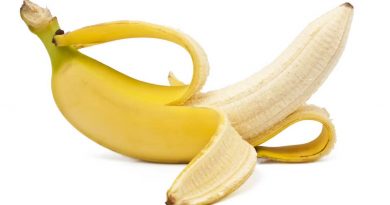 Le banane possono avere un ruolo significativo nella perdita di peso grazie ai loro nutrienti e proprietà. Ecco come influiscono: Benefici delle Banane per la Perdita di Peso 1. Alto Contenuto di Fibre Le banane sono una buona fonte di fibre, con una banana media che fornisce circa 3 grammi di fibre. Le fibre aumentano il senso di sazietà, aiutando a ridurre l'apporto calorico complessivo durante la giornata12. Un consumo elevato di fibre è stato associato a una diminuzione del rischio di aumento di peso fino al 30%1. 2. Indice Glicemico Moderato Le banane hanno un indice glicemico da basso a medio, il che significa che non causano picchi rapidi nei livelli di zucchero nel sangue, rendendole una scelta migliore rispetto ad altri alimenti ricchi di carboidrati12. Questo aiuta a mantenere stabili i livelli di energia e a controllare l'appetito. 3. Amido Resistente Le banane verdi contengono amido resistente, un tipo di carboidrato che non viene facilmente digerito e che può contribuire alla sensazione di sazietà e alla regolazione dei livelli di zucchero nel sangue1. Questo può essere utile per chi cerca di perdere peso. 4. Sostituzione degli Zuccheri Raffinati Le banane possono sostituire gli snack dolci e gli zuccheri raffinati, contribuendo a una dieta più sana. Questo è particolarmente importante per chi cerca di controllare le calorie e mantenere un'alimentazione equilibrata2. Consigli per l'Integrazione nella Dieta Moderazione: È consigliabile consumare una o due banane al giorno come parte di una dieta equilibrata. Un consumo eccessivo potrebbe portare a un apporto calorico troppo elevato, specialmente per chi è in fase di dimagrimento2. Colazione Nutritiva: Iniziare la giornata con una banana insieme ad altri alimenti ricchi di proteine e fibre, come yogurt o avena, può aiutare a mantenere la sazietà fino al pranzo13. Esercizio Fisico: Le banane sono anche un ottimo spuntino pre o post allenamento, poiché forniscono energia rapida e aiutano nel recupero muscolare grazie al loro contenuto di potassio4. In sintesi, le banane possono essere un'aggiunta sana e nutriente a una dieta per la perdita di peso, grazie al loro alto contenuto di fibre, alla capacità di mantenere stabili i livelli di zucchero nel sangue e alla loro funzione come sostituti degli zuccheri raffinati