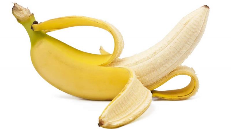 Le banane possono avere un ruolo significativo nella perdita di peso grazie ai loro nutrienti e proprietà. Ecco come influiscono: Benefici delle Banane per la Perdita di Peso 1. Alto Contenuto di Fibre Le banane sono una buona fonte di fibre, con una banana media che fornisce circa 3 grammi di fibre. Le fibre aumentano il senso di sazietà, aiutando a ridurre l'apporto calorico complessivo durante la giornata12. Un consumo elevato di fibre è stato associato a una diminuzione del rischio di aumento di peso fino al 30%1. 2. Indice Glicemico Moderato Le banane hanno un indice glicemico da basso a medio, il che significa che non causano picchi rapidi nei livelli di zucchero nel sangue, rendendole una scelta migliore rispetto ad altri alimenti ricchi di carboidrati12. Questo aiuta a mantenere stabili i livelli di energia e a controllare l'appetito. 3. Amido Resistente Le banane verdi contengono amido resistente, un tipo di carboidrato che non viene facilmente digerito e che può contribuire alla sensazione di sazietà e alla regolazione dei livelli di zucchero nel sangue1. Questo può essere utile per chi cerca di perdere peso. 4. Sostituzione degli Zuccheri Raffinati Le banane possono sostituire gli snack dolci e gli zuccheri raffinati, contribuendo a una dieta più sana. Questo è particolarmente importante per chi cerca di controllare le calorie e mantenere un'alimentazione equilibrata2. Consigli per l'Integrazione nella Dieta Moderazione: È consigliabile consumare una o due banane al giorno come parte di una dieta equilibrata. Un consumo eccessivo potrebbe portare a un apporto calorico troppo elevato, specialmente per chi è in fase di dimagrimento2. Colazione Nutritiva: Iniziare la giornata con una banana insieme ad altri alimenti ricchi di proteine e fibre, come yogurt o avena, può aiutare a mantenere la sazietà fino al pranzo13. Esercizio Fisico: Le banane sono anche un ottimo spuntino pre o post allenamento, poiché forniscono energia rapida e aiutano nel recupero muscolare grazie al loro contenuto di potassio4. In sintesi, le banane possono essere un'aggiunta sana e nutriente a una dieta per la perdita di peso, grazie al loro alto contenuto di fibre, alla capacità di mantenere stabili i livelli di zucchero nel sangue e alla loro funzione come sostituti degli zuccheri raffinati