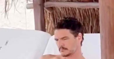 Pedro Pascal vacanze di Natale al mare e c'è da vedere tutto di lui