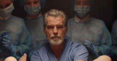 Pierce Brosnam nel film False positive lo fa inginocchiare