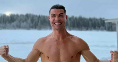 Cristiano Ronaldo in costume fa il bagno a Natale sottozero!