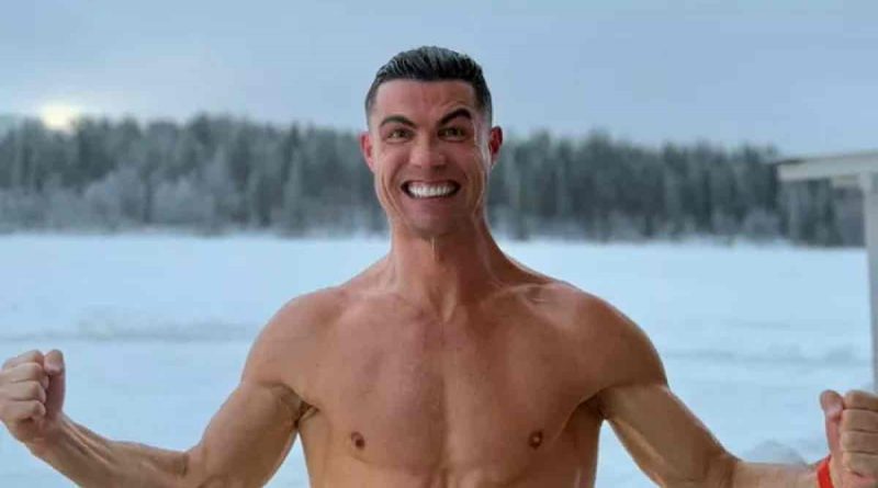 Cristiano Ronaldo in costume fa il bagno a Natale sottozero!