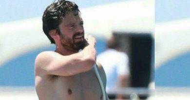 Sebastian Stan e le sue vacanze di Natale in costume al mare