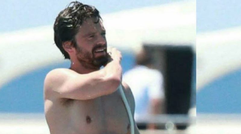 Sebastian Stan e le sue vacanze di Natale in costume al mare