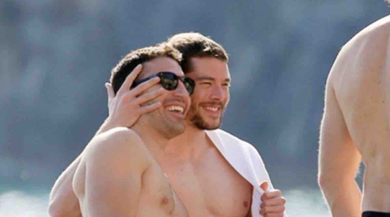 Miguel Ángel Silvestre e Brian J. Smith nel backstage di Sense8