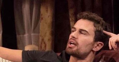 I piedi di Theo James a Natale fanno la differenza!