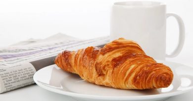 Per una colazione salata nutriente e soddisfacente, ci sono diversi alimenti che puoi considerare. Ecco alcuni dei migliori: Alimenti Consigliati per una Colazione Salata Uova: Versatili e ricche di proteine, possono essere preparate in vari modi (strapazzate, sode, in frittata) e forniscono una sensazione di sazietà duratura13. Formaggi: Formaggi freschi come ricotta o mozzarella sono ottime scelte. Per chi ama i sapori più intensi, il pecorino o il grana offrono un alto contenuto proteico14. Avocado: Ricco di grassi sani e fibre, l'avocado è perfetto per preparare toast o da abbinare a uova23. Affettati Magri: Prosciutto crudo, bresaola o tacchino possono fornire proteine senza un eccesso di grassi46. Pane Integrale: Scegliere pane integrale o cereali integrali aiuta a fornire carboidrati complessi e fibre, essenziali per una colazione equilibrata45. Yogurt Greco: Ottima fonte di proteine e probiotici, può essere accompagnato con verdure o frutta per un pasto completo35. Verdure: Aggiungere verdure come pomodori, spinaci o cetrioli può arricchire la colazione di vitamine e minerali34. Pancake Salati: Preparati senza zucchero e farciti con ingredienti salati come prosciutto o formaggio, offrono un'alternativa gustosa e nutriente24. Esempi di Colazione Salata Avocado Toast con Uovo: Una fetta di pane integrale con avocado schiacciato e un uovo in camicia. Frittata di Verdure: Uova sbattute con spinaci e pomodori cotti in padella. Yogurt Greco con Cetrioli e Noci: Un mix fresco e croccante per iniziare la giornata. Incorporando questi alimenti nella tua colazione, puoi assicurarti un apporto bilanciato di nutrienti che ti aiuterà a mantenere energia e sazietà durante la mattinata