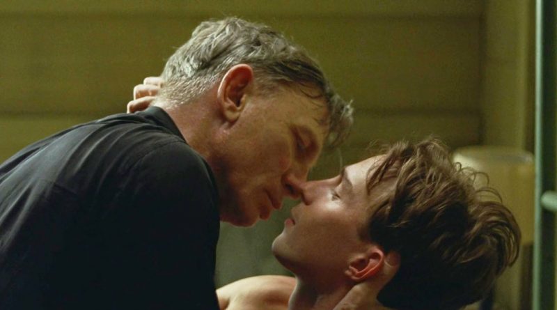 Il bacio passionale tra Daniel Craig e Drew Starkey che non vi aspettate