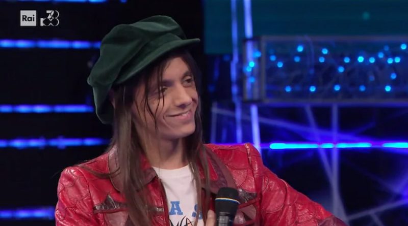 Chi è Lucio Corsi: età, altezza, peso, carriera, vita privata e stilista Sanremo 25