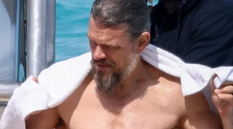 Matta Damon fisico da urlo in barca a 54 anni
